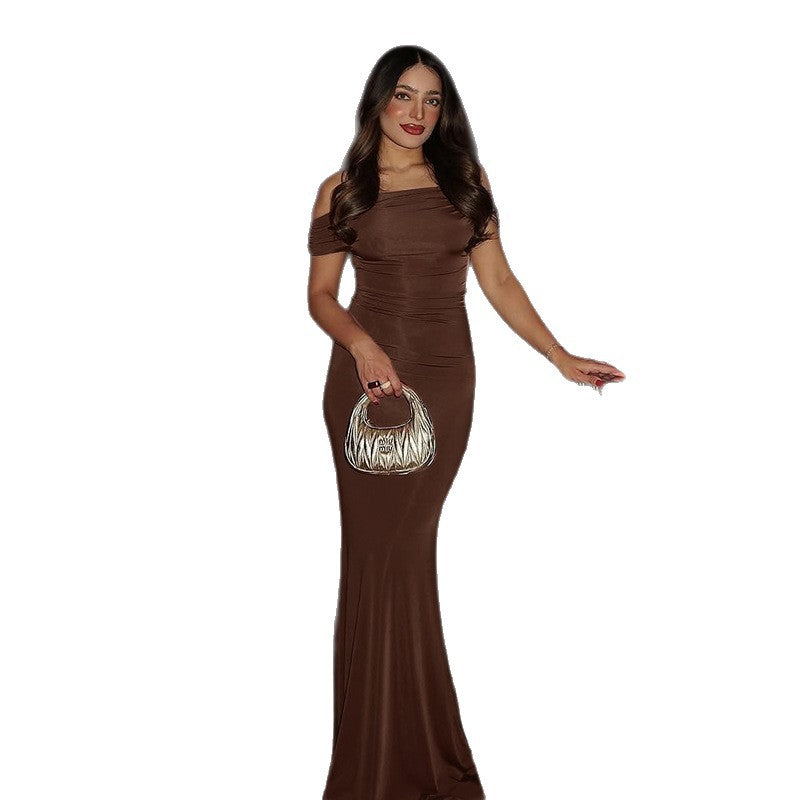 Robe élégante épaules dénudées plissée coupe moulante